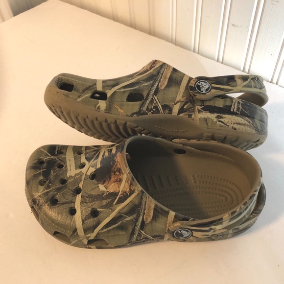 camo crocs size 4